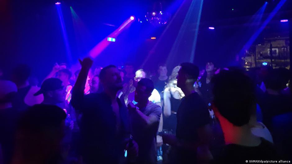 Kondisi Klub Malam Berlin: Penjualan Minuman Menurun dan Biaya Meningkat